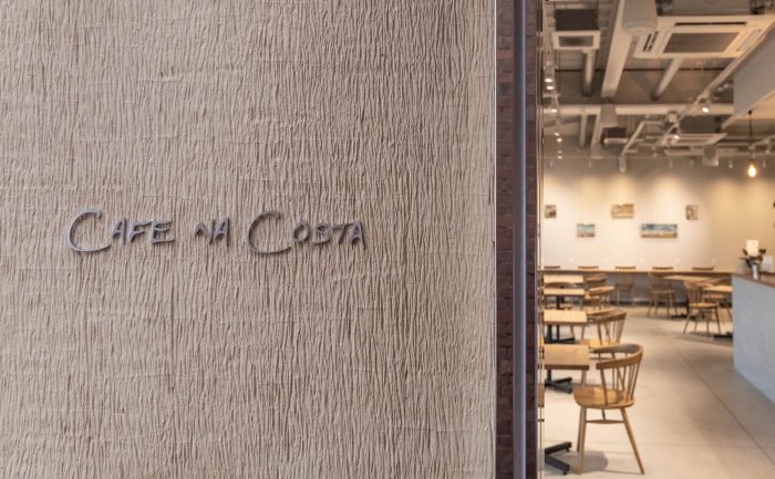 海を眺めながらくつろげる「カフェ・ナ・コスタが利用できます